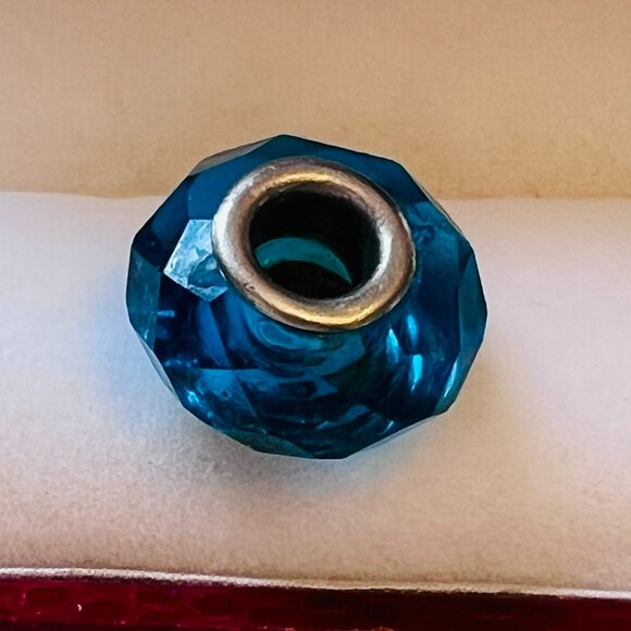 Set of Eight Assorted Bracelet Charms - some Hallmarked .925 - Picture 6 of 10